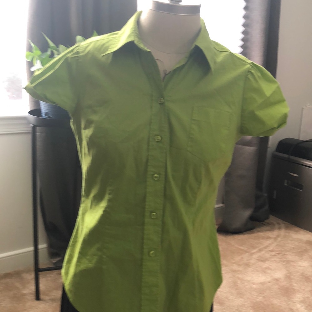 Green short sleeve bottom down shirt sz s